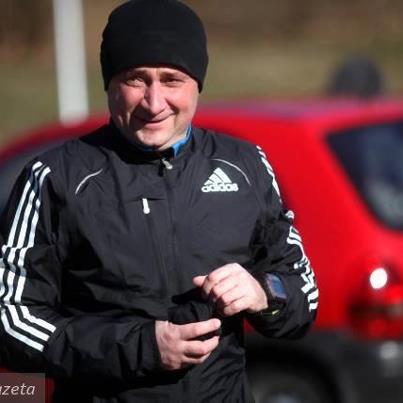 Opis: Zdj�cie: Wielka gratka dla wszystkich mi�o�nik�w biegania w Gorzowie Wielkopolskim i okolicach. Ju� w najbli�sz� �rod� o godzinie 18.00 zapraszamy na wsp�lny trening, kt�ry specjalnie dla Was poprowadzi trener Remigiusz Wierzbicki, trener kadry narodowej odpowiedzialny za przygotowania �redniodystansowc�w do Igrzysk Olimpijskich Ateny 2004. Trener profesjonalist�w jak i amator�w. B�dzie to �wietna okazja dowiedzie� si� wszystkiego o treningu biegowym. SERDECZNIE ZAPRASZAMY!!!